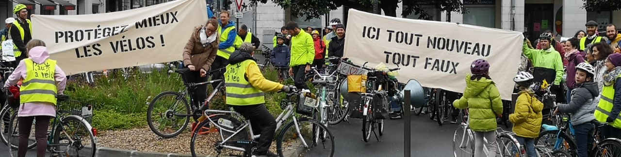 image des banderoles “ici tout nouveau tout faux” et “protégez mieux les vélos”