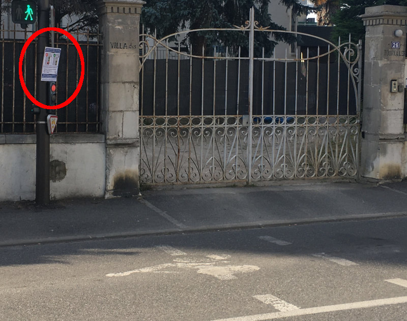 Photo de l’affiche pédagogique sur le sas vélo dans son contexte, sous le feu rouge