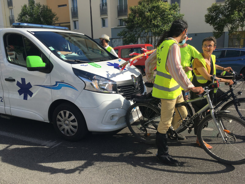 Photo d’un automobiliste franchissant la ligne du sas vélo